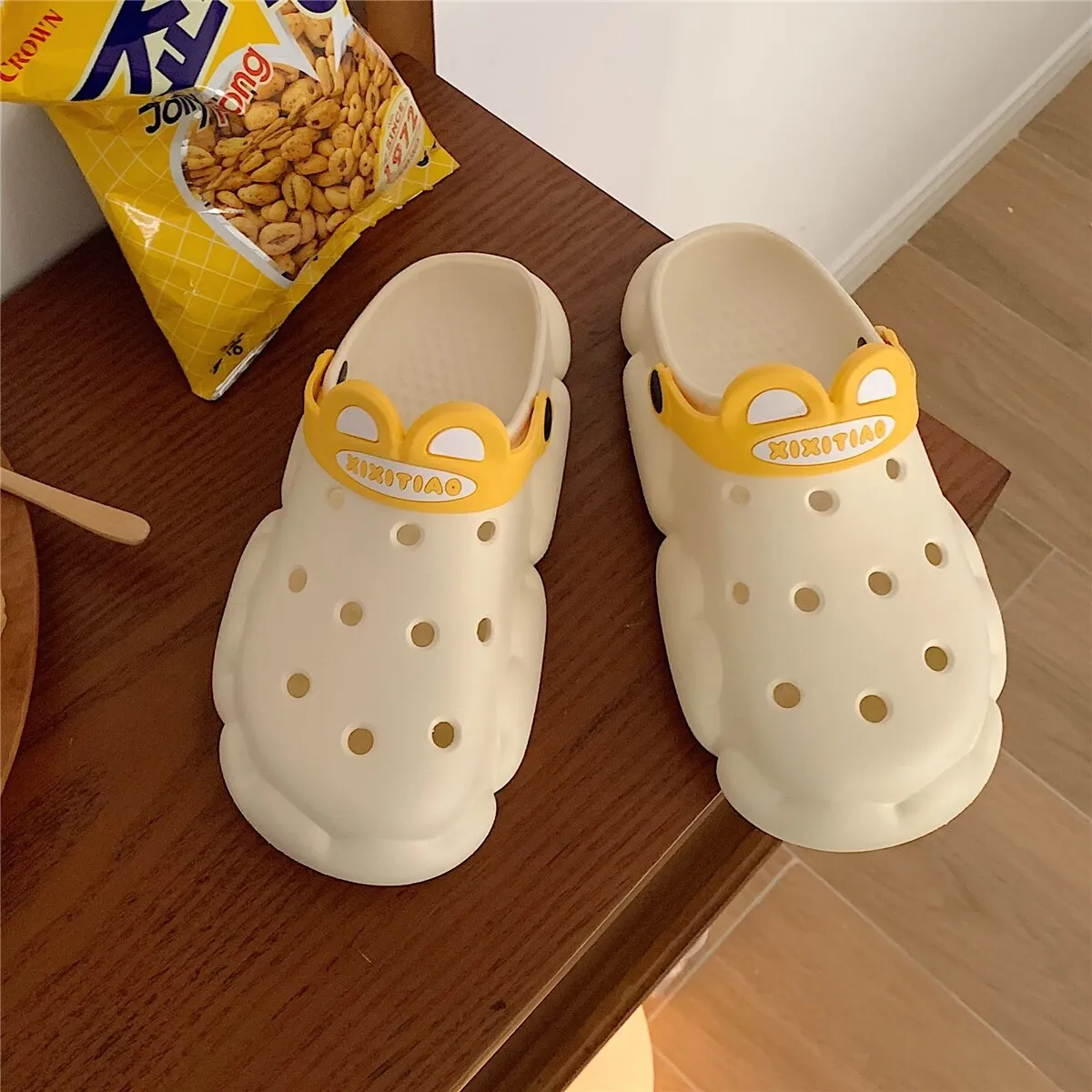 xiangtuibao  New cute girl heart hole shoes female summer students wear non-slip deodorant thick-soled bath slippers sandals outdoor