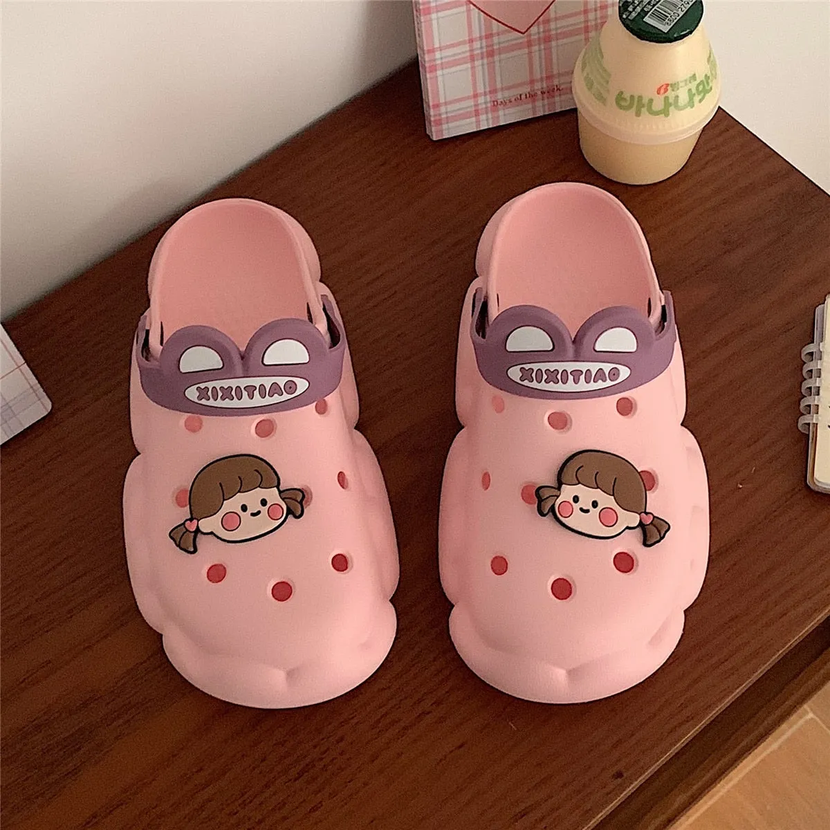 xiangtuibao  New cute girl heart hole shoes female summer students wear non-slip deodorant thick-soled bath slippers sandals outdoor