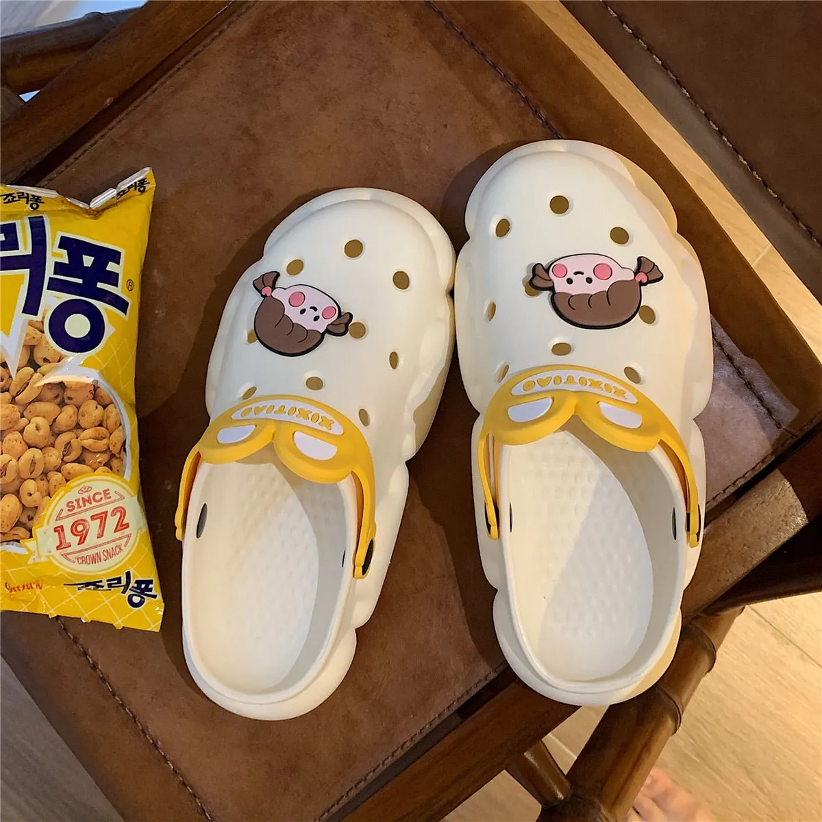 xiangtuibao  New cute girl heart hole shoes female summer students wear non-slip deodorant thick-soled bath slippers sandals outdoor