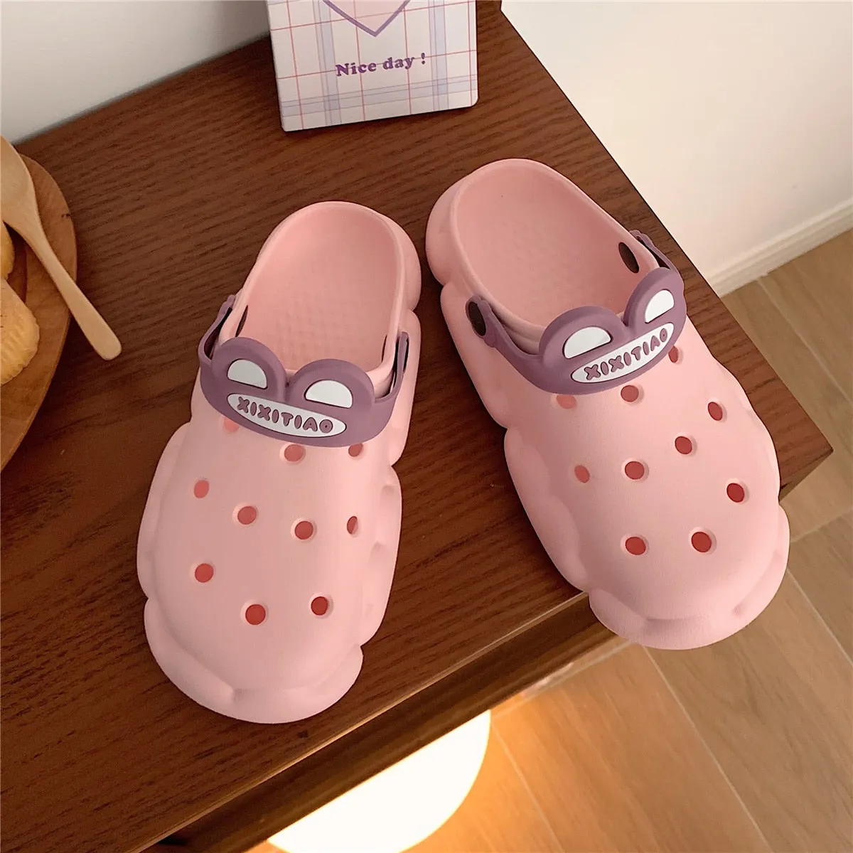 xiangtuibao  New cute girl heart hole shoes female summer students wear non-slip deodorant thick-soled bath slippers sandals outdoor