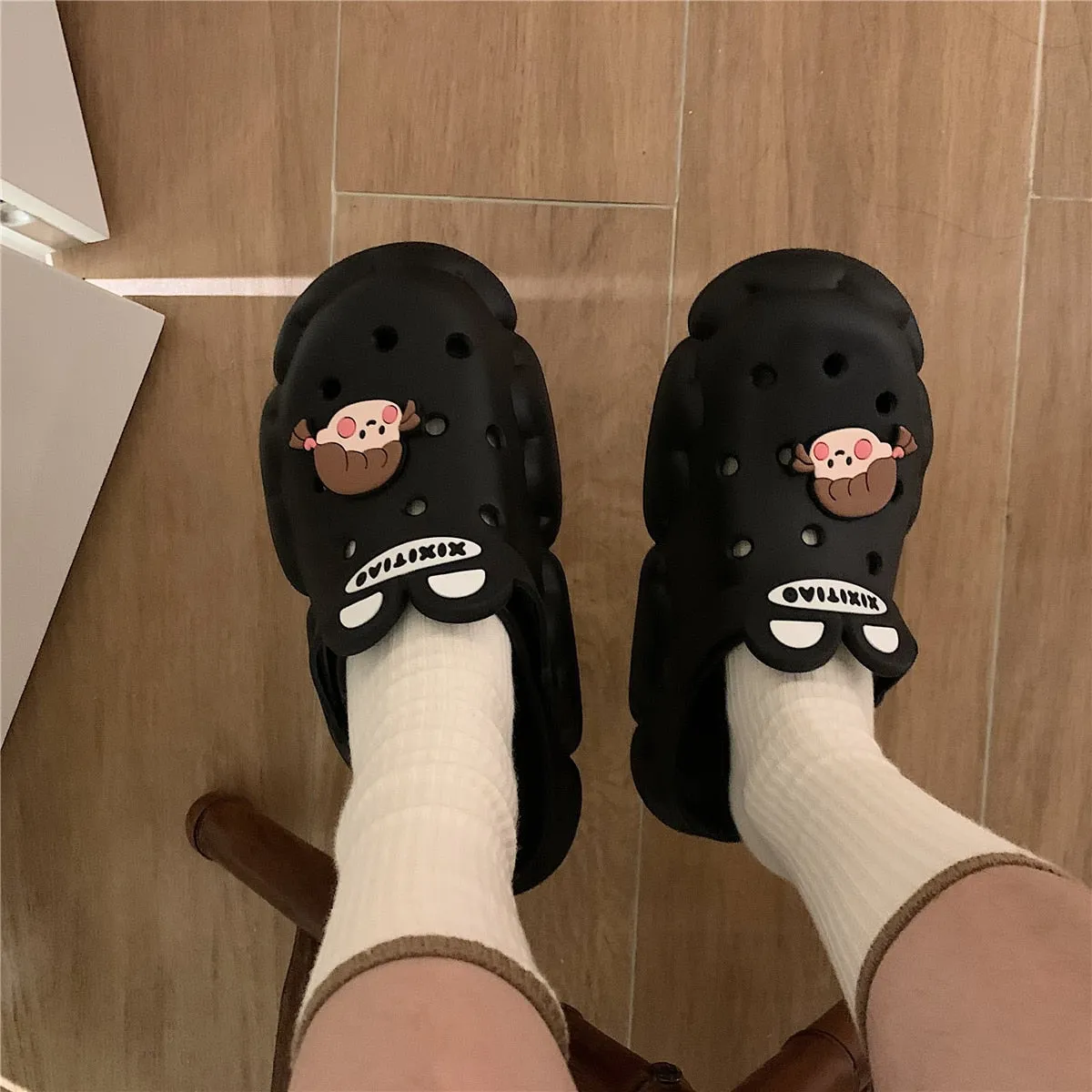 xiangtuibao  New cute girl heart hole shoes female summer students wear non-slip deodorant thick-soled bath slippers sandals outdoor