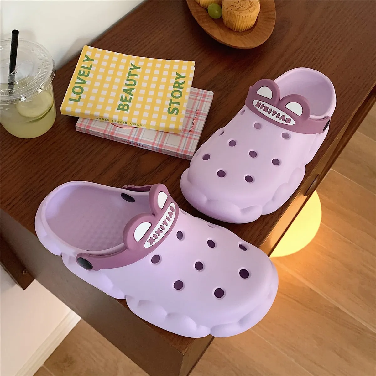 xiangtuibao  New cute girl heart hole shoes female summer students wear non-slip deodorant thick-soled bath slippers sandals outdoor