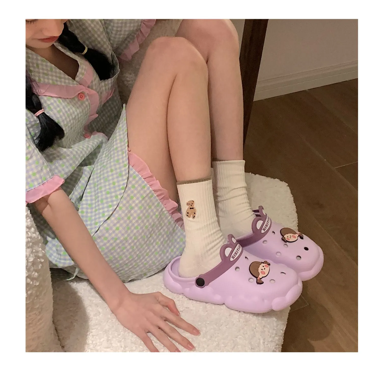 xiangtuibao  New cute girl heart hole shoes female summer students wear non-slip deodorant thick-soled bath slippers sandals outdoor