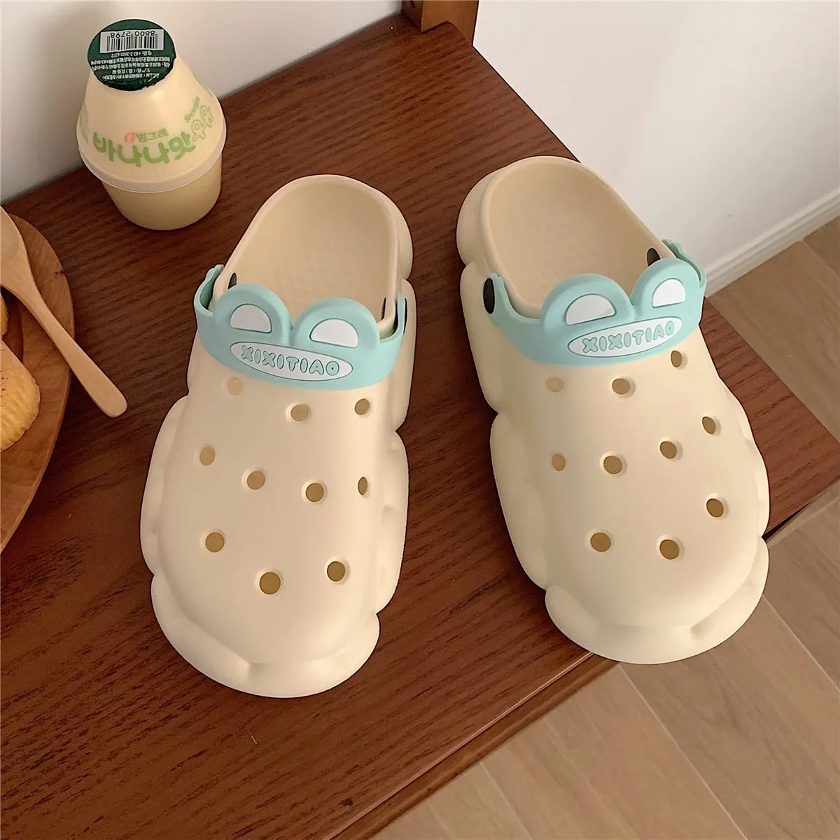 xiangtuibao  New cute girl heart hole shoes female summer students wear non-slip deodorant thick-soled bath slippers sandals outdoor