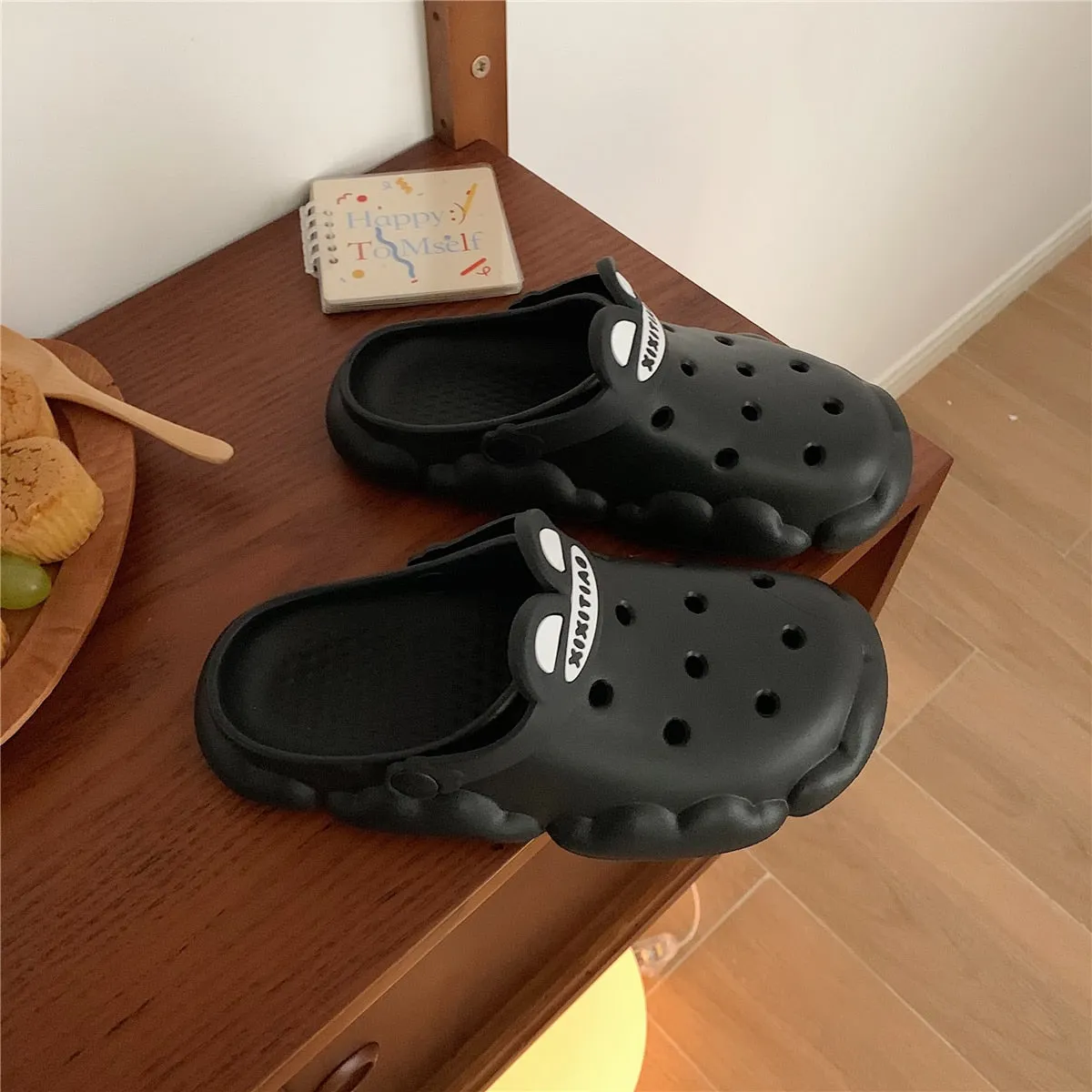 xiangtuibao  New cute girl heart hole shoes female summer students wear non-slip deodorant thick-soled bath slippers sandals outdoor