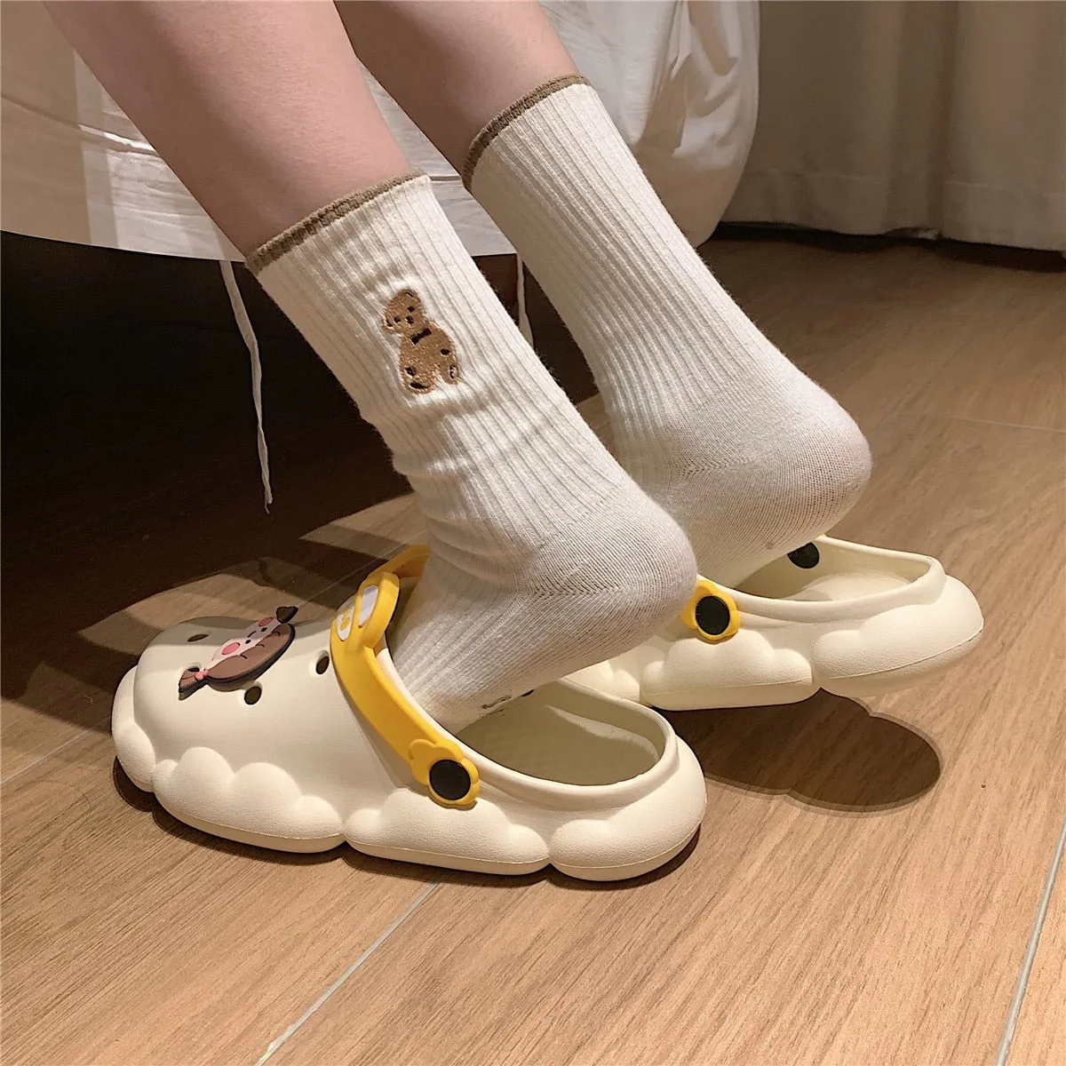 xiangtuibao  New cute girl heart hole shoes female summer students wear non-slip deodorant thick-soled bath slippers sandals outdoor